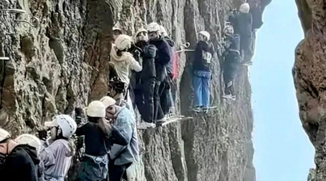 Dağdaki trafik tırmanışçıları mahsur bıraktı! Uçurumda kalakaldılar - 1. Resim