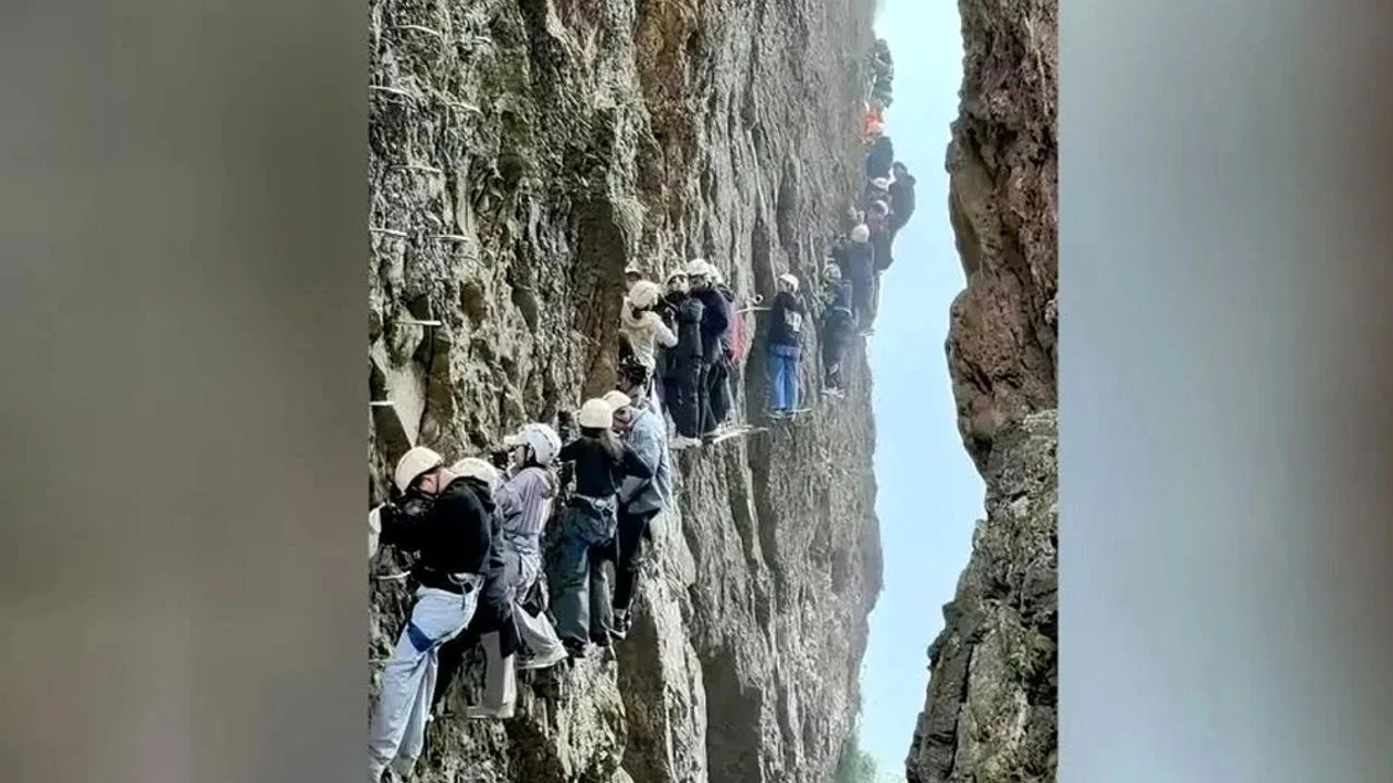 Dağdaki trafik tırmanışçıları mahsur bıraktı! Uçurumda kalakaldılar - 2. Resim