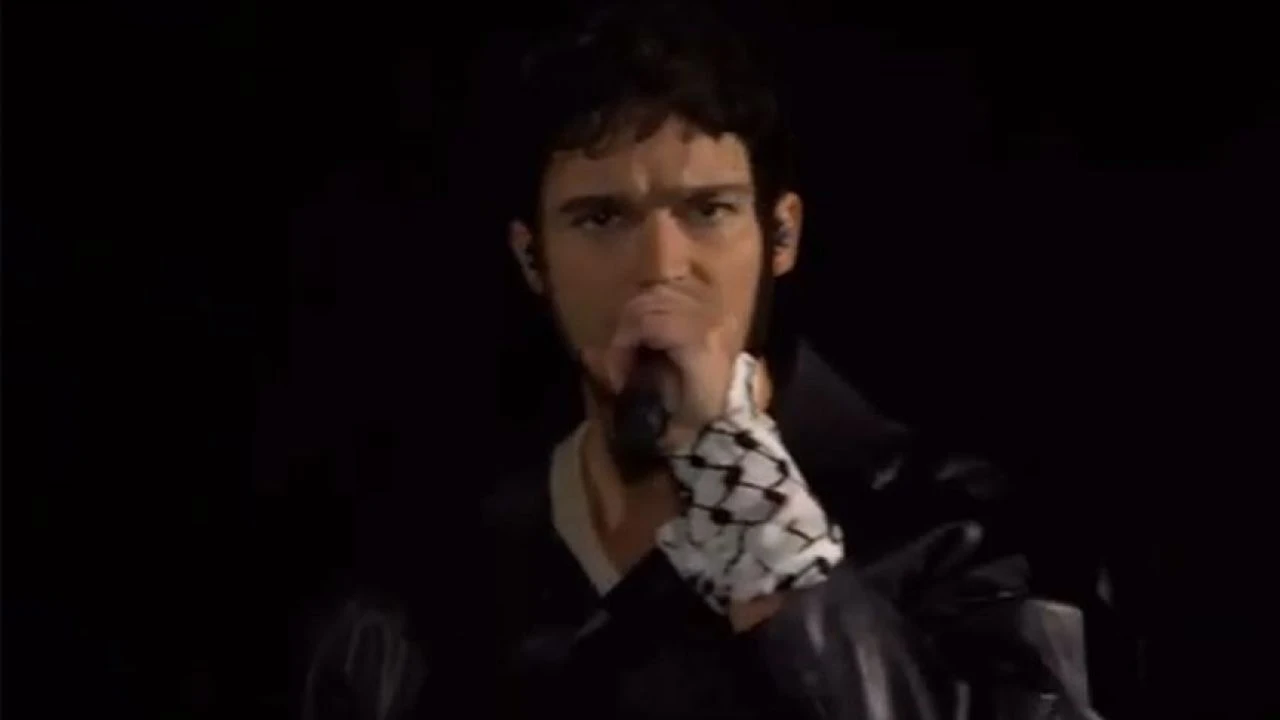 Filistin kefiyesi üçgen şeklinde kafa etrafına sarılan bir kumaştır - 1. Resim