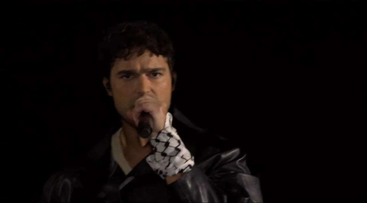 İsveçli şarkıcı Eurovision'a damga vurdu! Filistin kefiyesi taktı