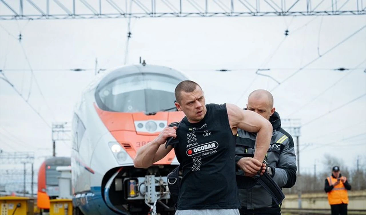 Rus atlet, 650 tonluk treni çekti: Dünya rekoru kırdı - 1. Resim