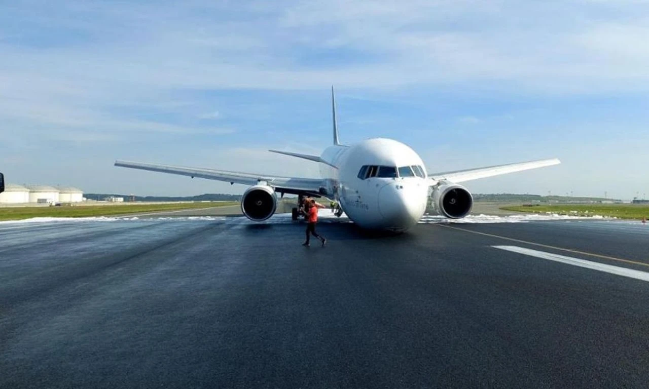 Son dakika! İstanbul Havalimanı'nda yürekler ağza geldi: Uçak, gövdesinin üzerine indi