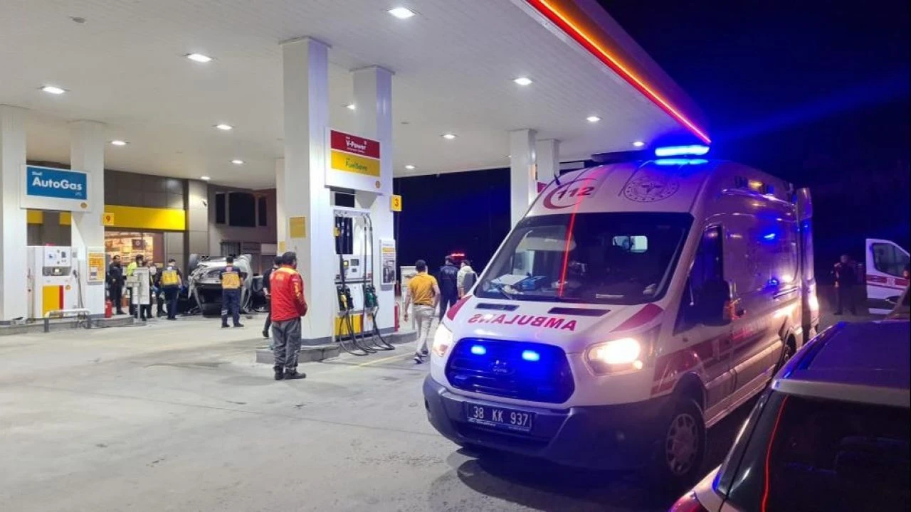 Akaryakıt istasyonunda faciadan dönüldü: Kaza yapan otomobil pompa önünde takla attı