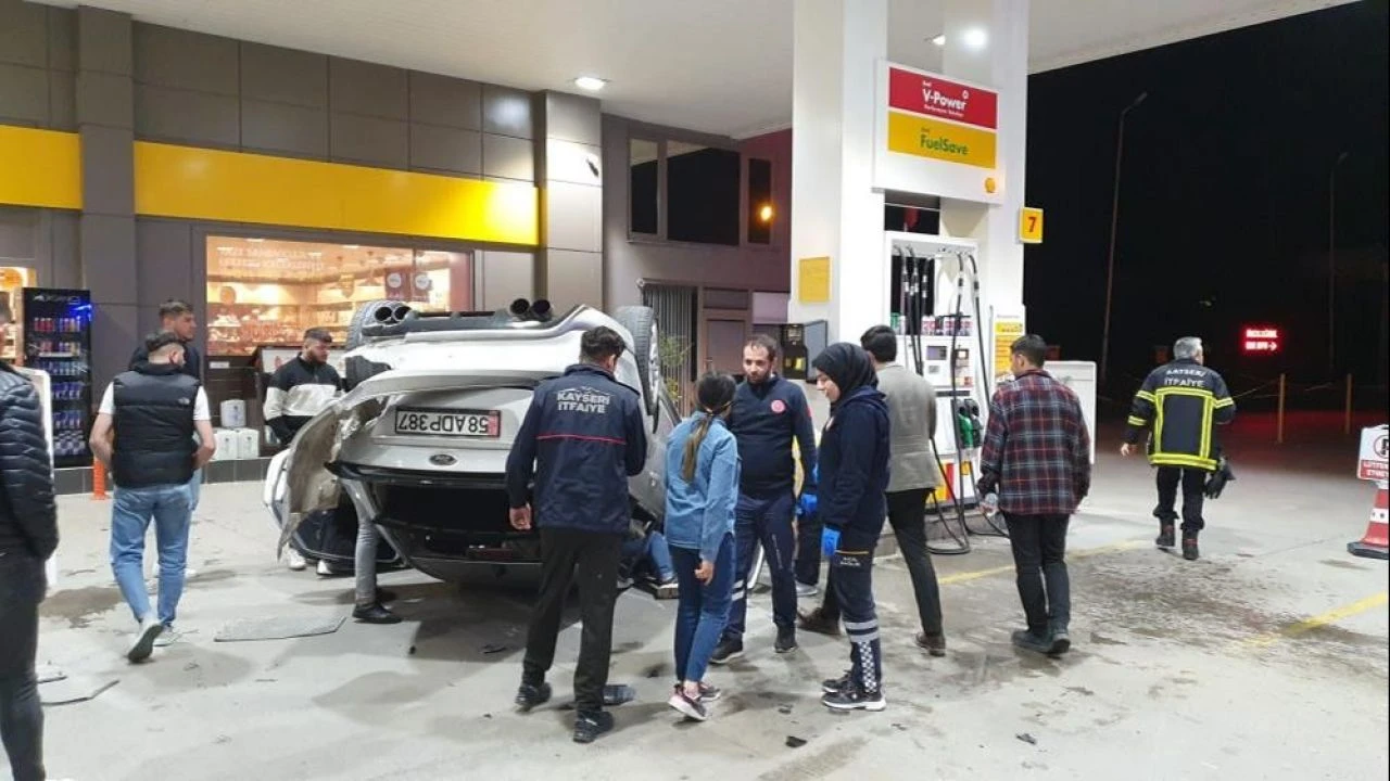 Akaryakıt istasyonunda faciadan dönüldü: Kaza yapan otomobil pompa önünde takla attı