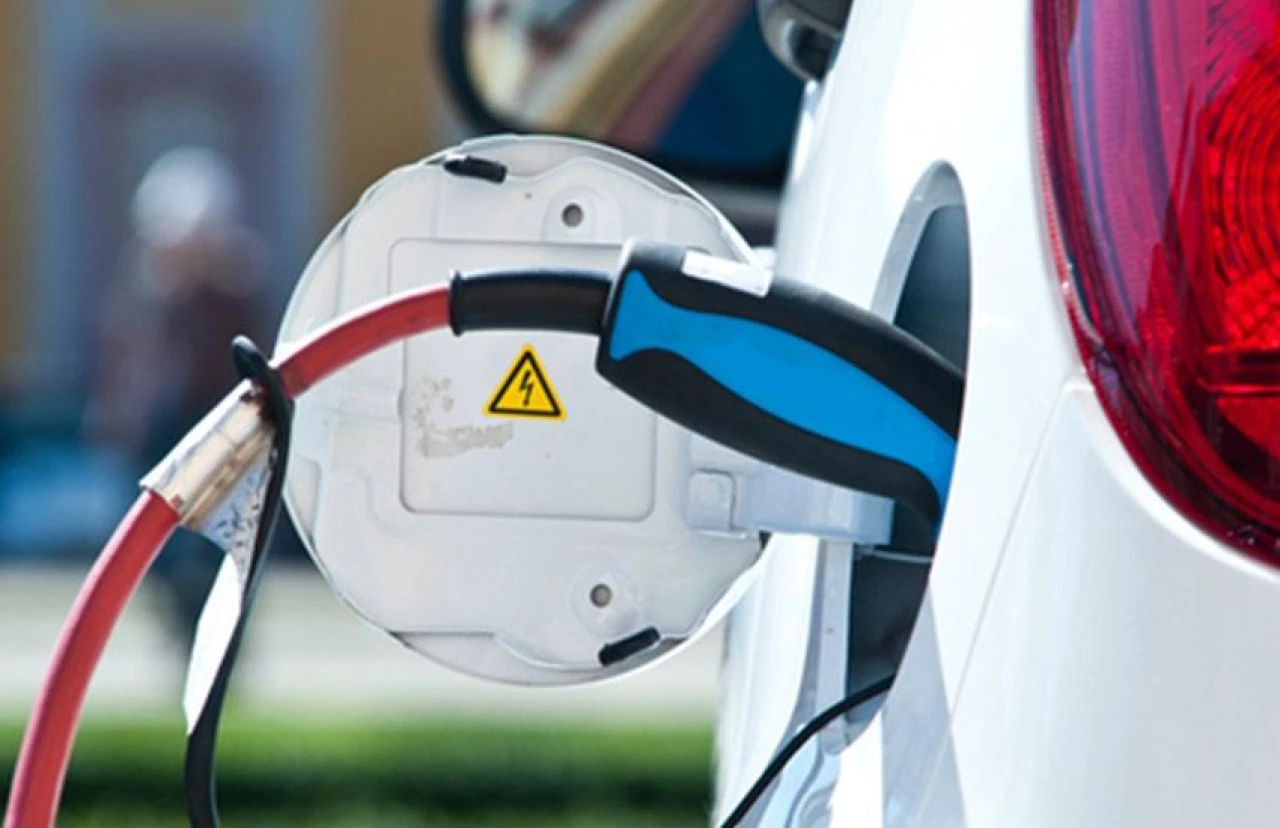 Bakan Kacır tarih verdi! Elektrikli ve hibrit otomobillerde oran yüzde 75 olacak