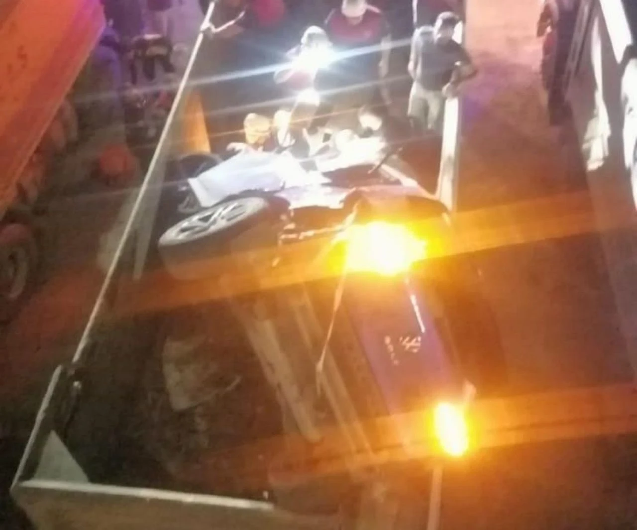 Böyle kaza görülmedi: İnşaat çukuruna devrilen araç kamyonun kasasına girdi - 2. Resim