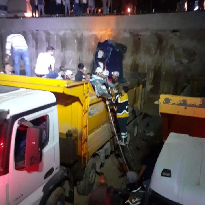 Böyle kaza görülmedi: İnşaat çukuruna devrilen araç kamyonun kasasına girdi - 1. Resim