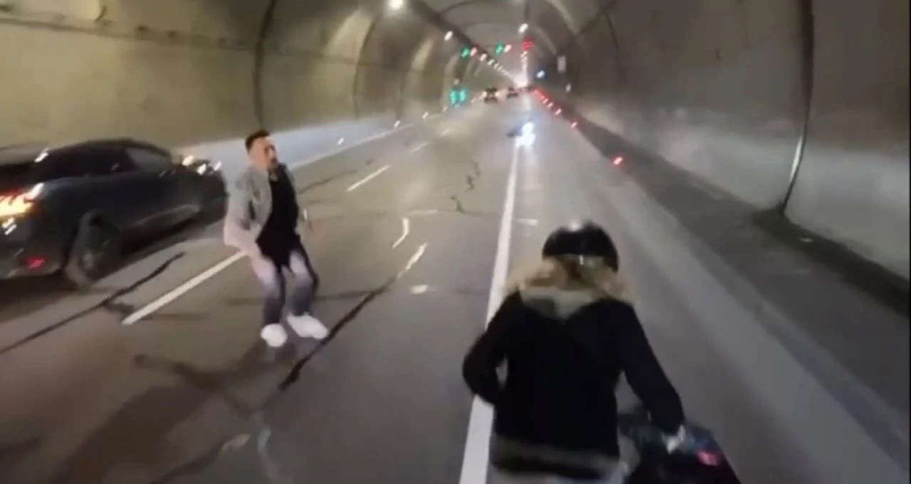 Feci kaza kamerada: Araçların arasında geçti kendini yerde buldu - 1. Resim