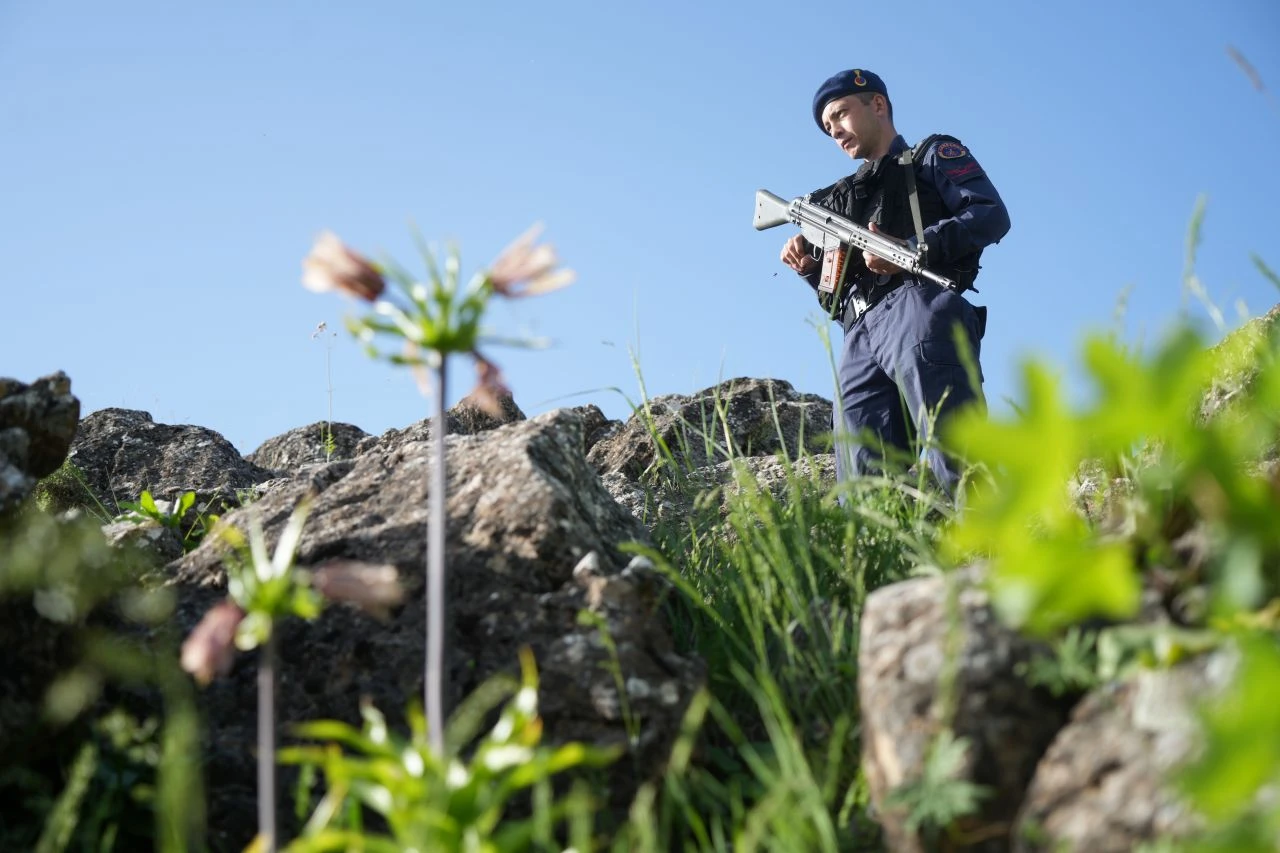 Jandarma ekipleri ters lalelerin başında nöbet tutuyor - 2. Resim