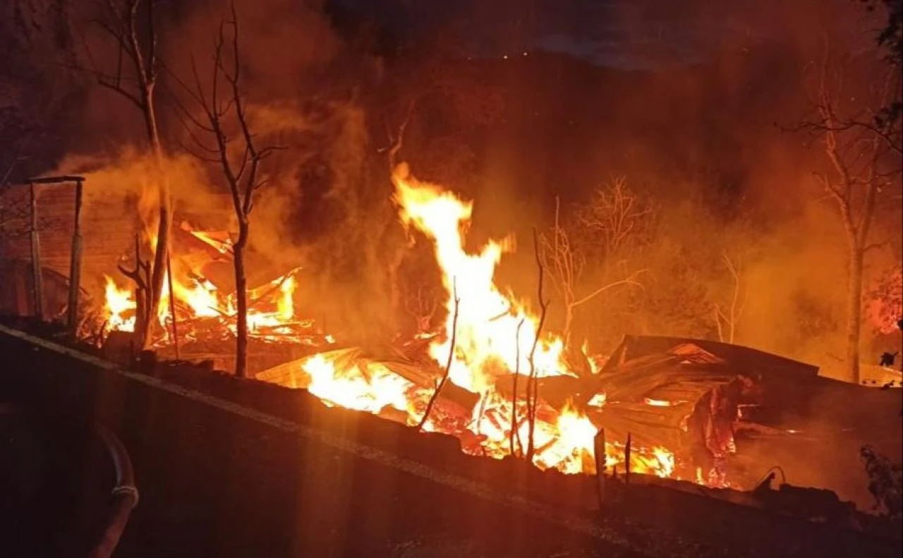 Kastamonu'da korkutan yangın! 2 ev kül oldu 