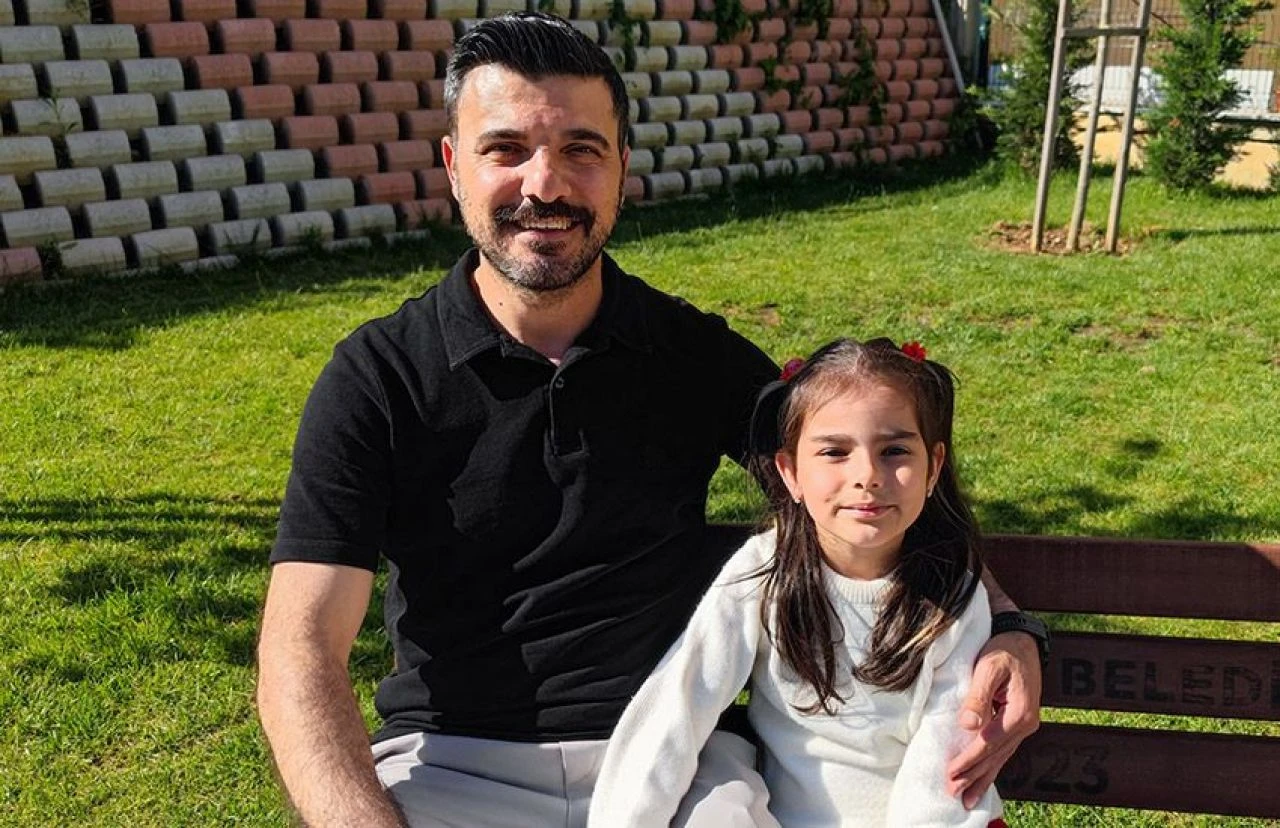 Sesi duydu bir anda balkona koştu! Küçük kızların İstiklal Marşı okuduğu anlar duygulandırdı - 2. Resim