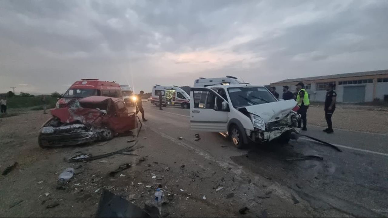 Adana’da iki otomobil kafa kafaya çarpıştı: 1 ölü, 5 yaralı - 2. Resim