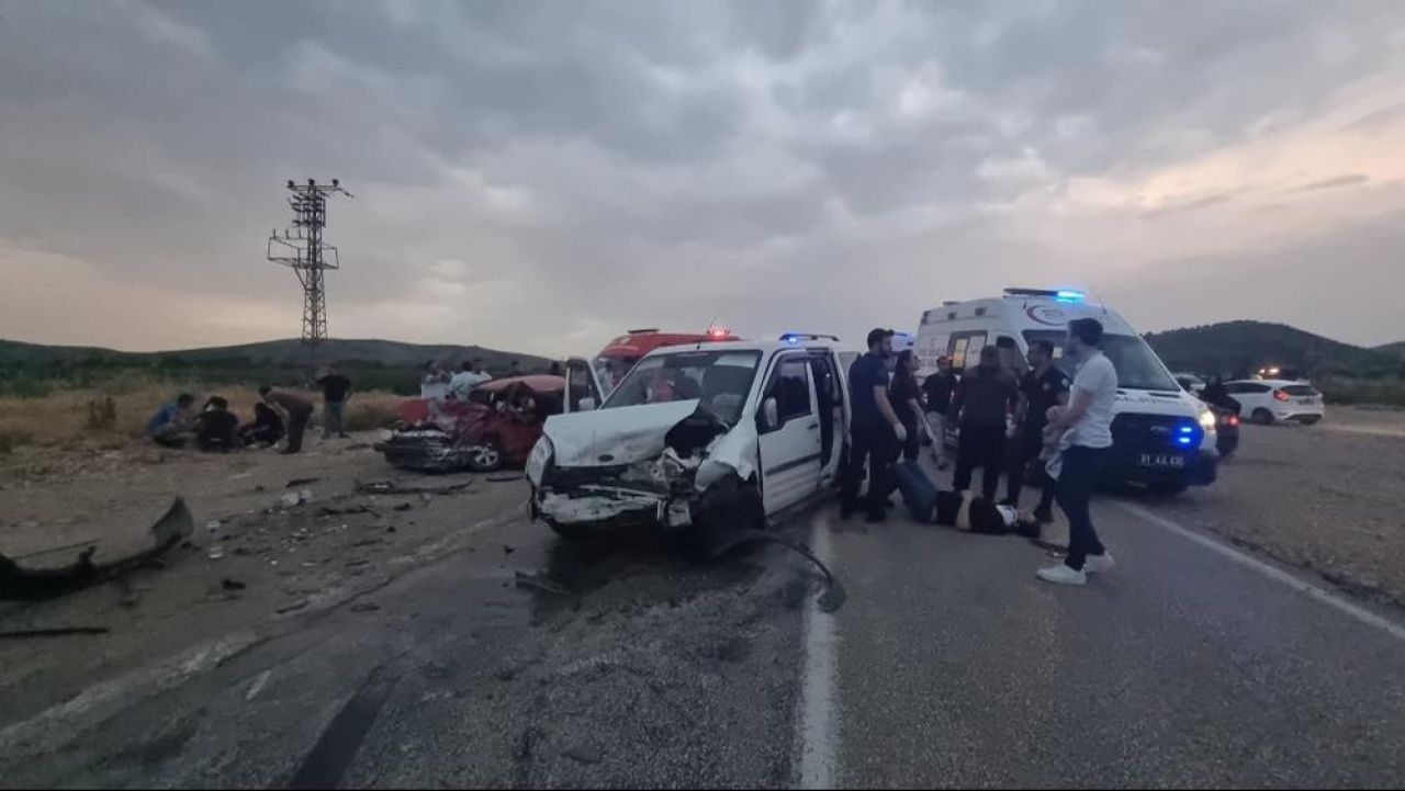 Adana’da iki otomobil kafa kafaya çarpıştı: 1 ölü, 5 yaralı - 1. Resim