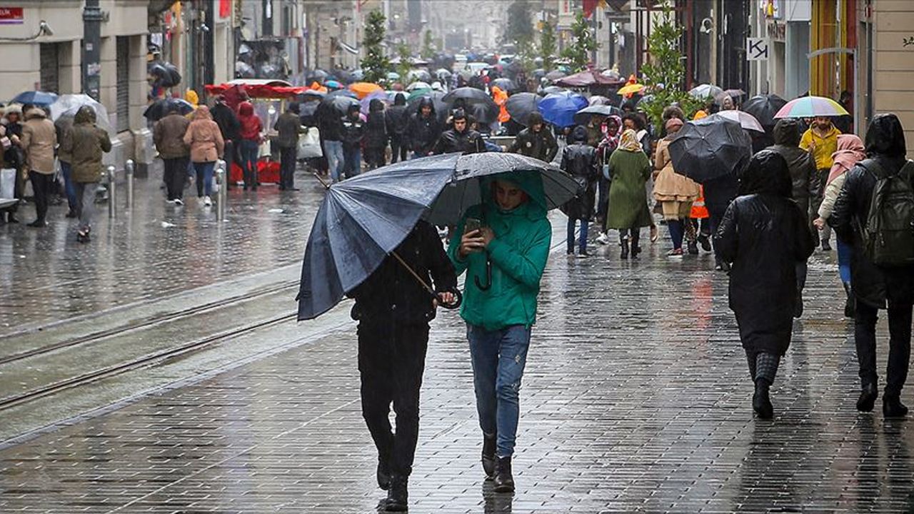 AKOM&#039;dan soğuk hava ve sağanak uyarısı: İstanbul için saat verildi