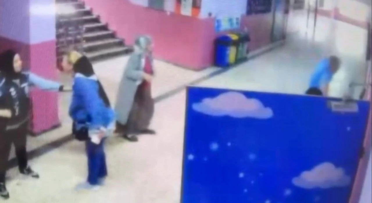 Evde olan çocuğunu okulda bulamayınca öğretmenlere saldırdı