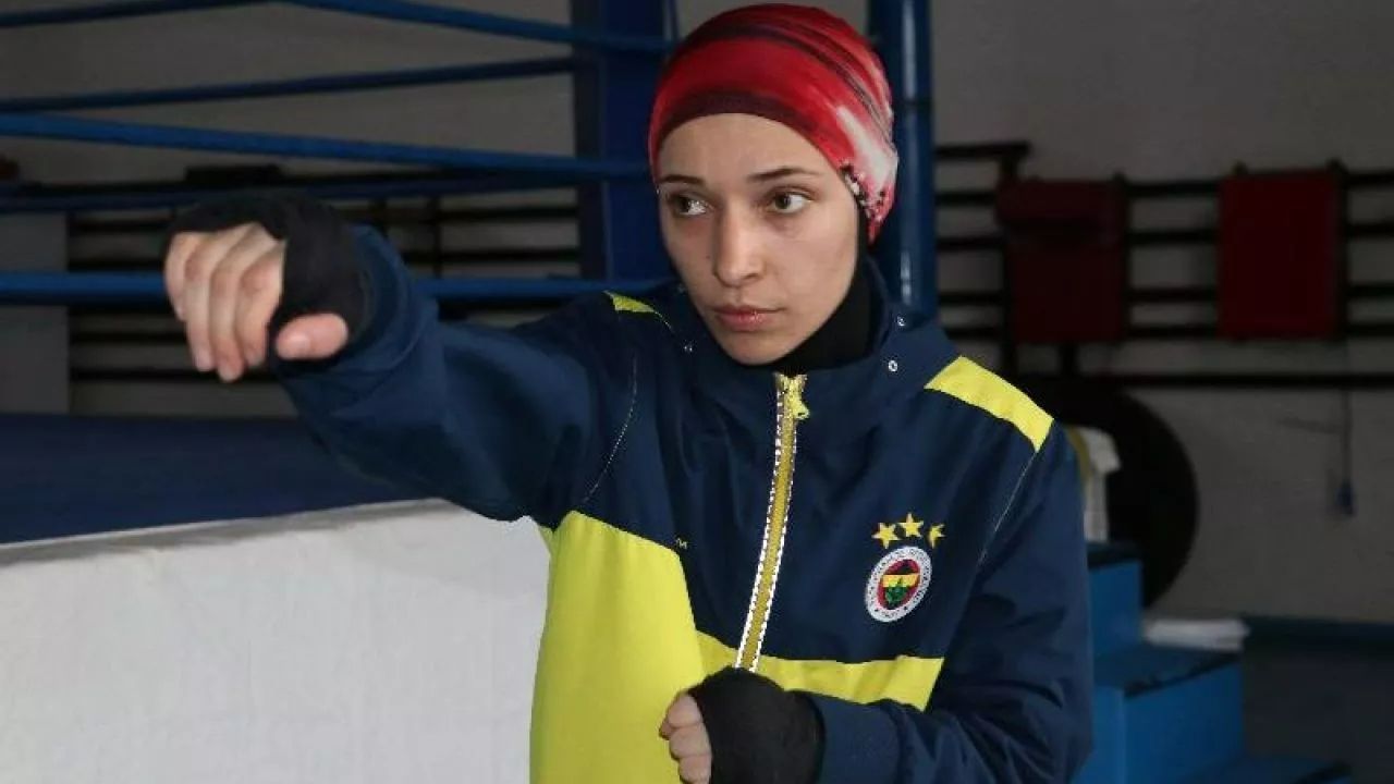 Fenerbahçeli boksör Rabia Topuz engerek yılanı ısırması nedeniyle yoğun bakıma alındı