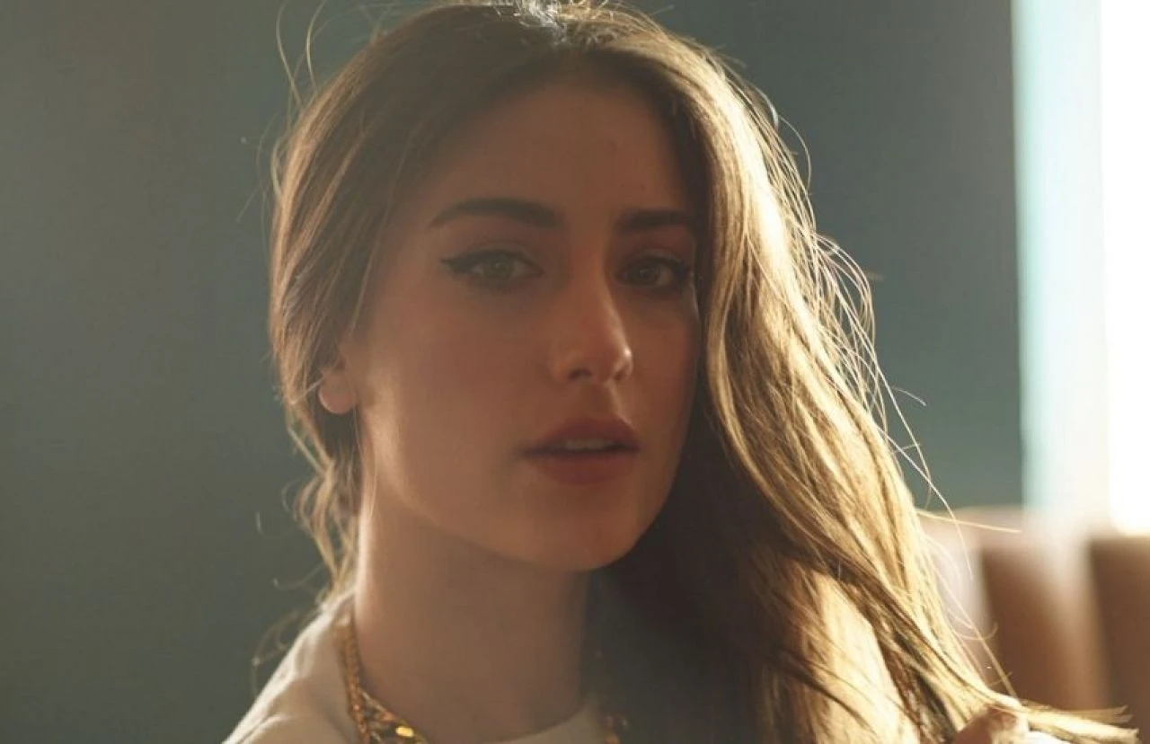 Hazal Kaya imajını yeniledi! Takipçileri hiç beğenmedi