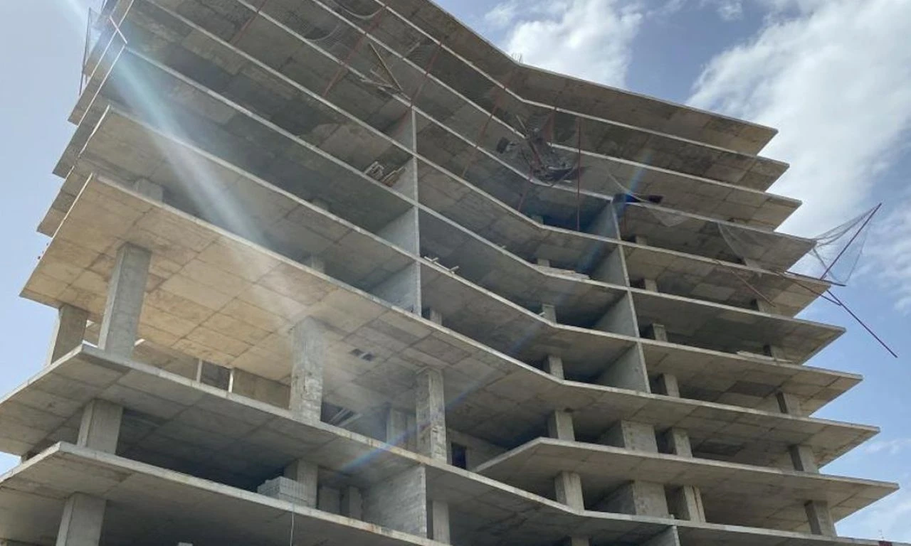 İşçiler inşaat halindeki binaya girince dehşeti yaşadı: İnsan iskeleti buldular - 1. Resim