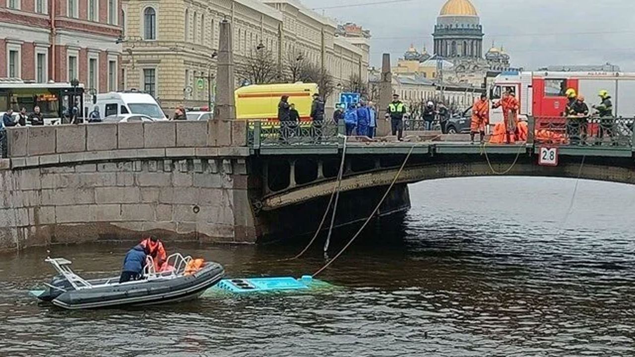 Rusya&#039;da yolcu otobüsü nehre düştü: 4 ölü