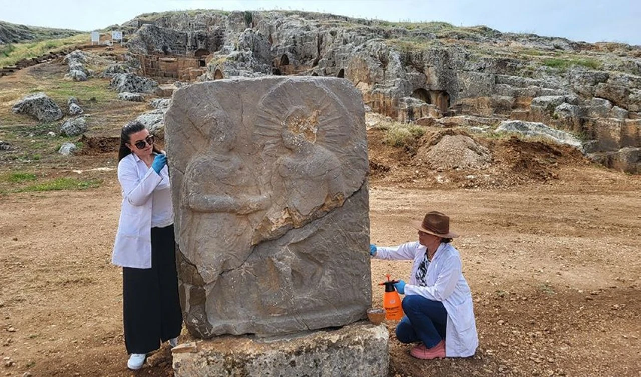 2 bin 100 yıllık steller tarihe ışık tutuyor! Perre Antik Kent'te sergilenecek