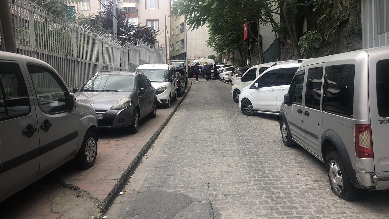 Beyoğlu&#039;nda ilginç olay! 11 aracın lastiği bıçakla patlatıldı