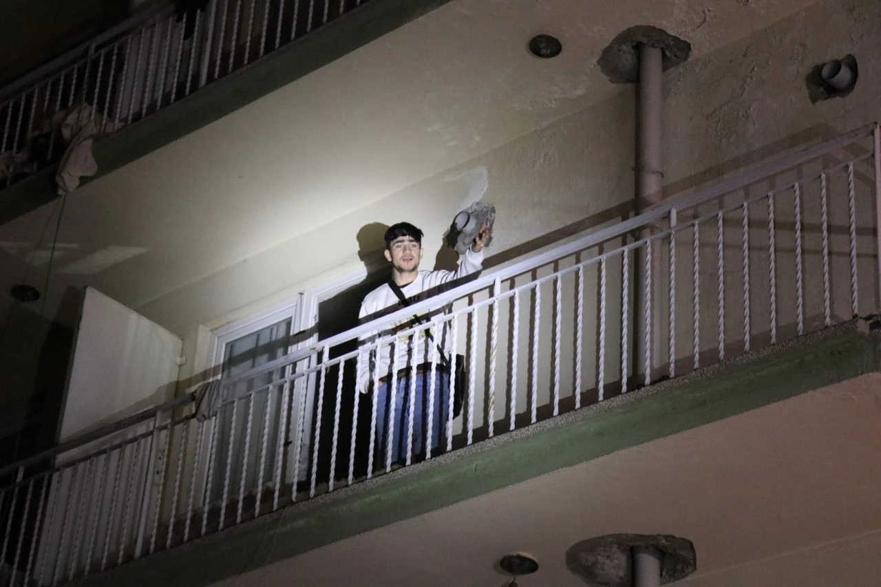 Denizli'de 6 katlı binada panik: Tüm binayı dumanlar sardı - 1. Resim