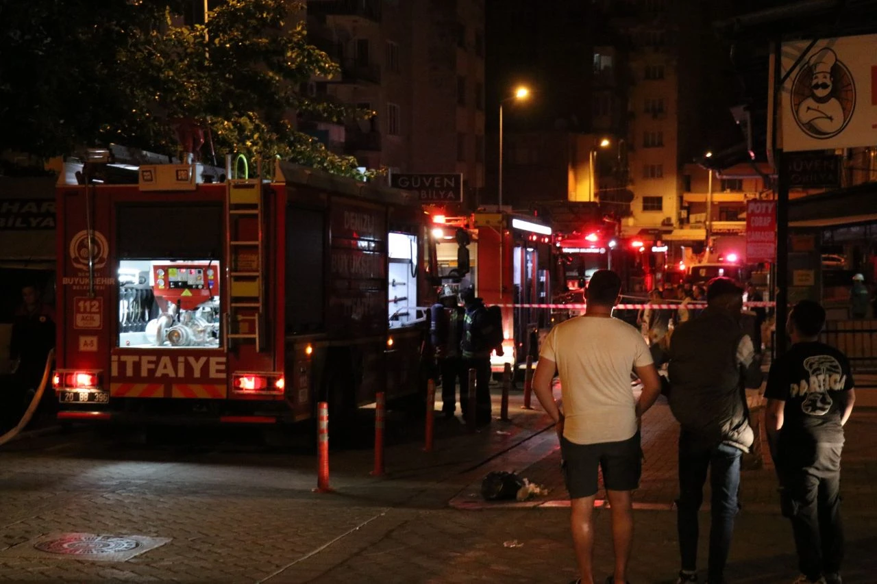 Denizli'de 6 katlı binada panik: Tüm binayı dumanlar sardı - 2. Resim