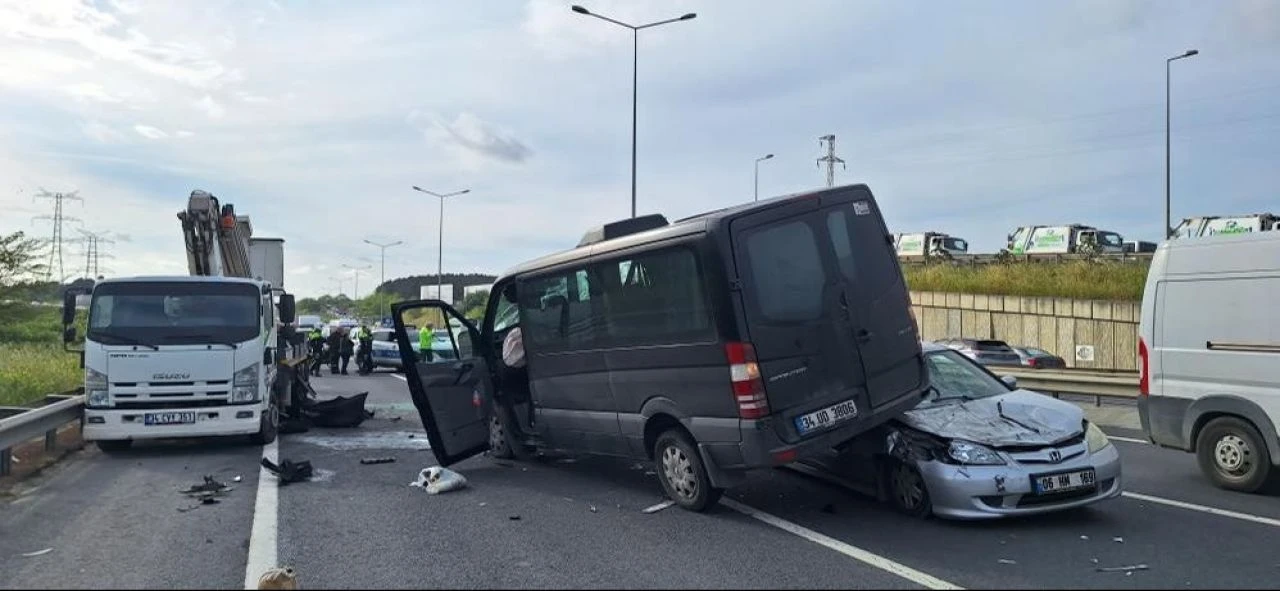 Hasdal-Kemerburgaz yolunda zincirleme kaza: Yaralılar var - 1. Resim
