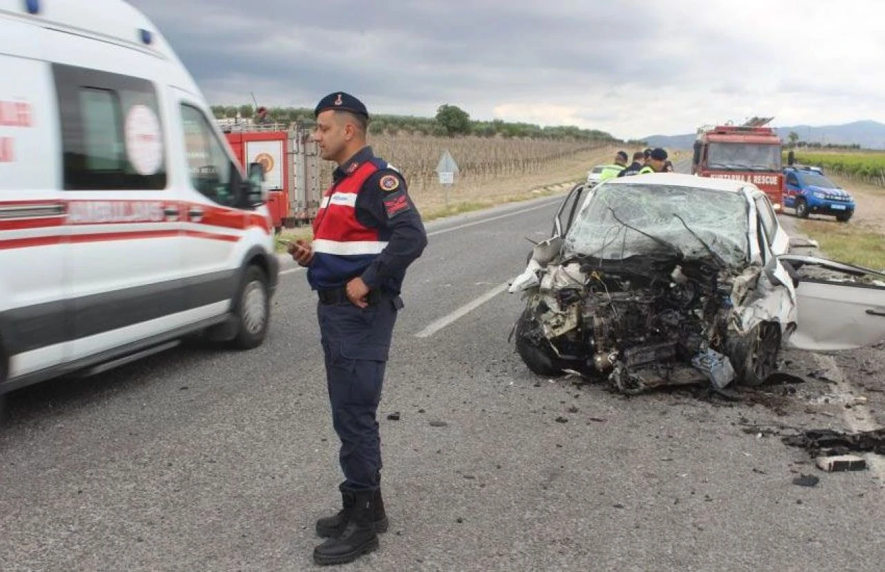 Manisa’da feci kaza: 1’i ağır 3 yaralı!