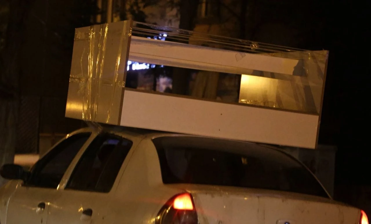 Otomobilin üzerine koli bandı ile dolap bantladı! Görenler hayret etti - 2. Resim