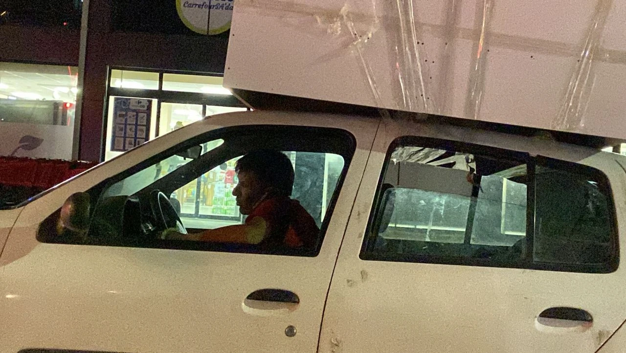 Otomobilin üzerine koli bandı ile dolap bantladı! Görenler hayret etti