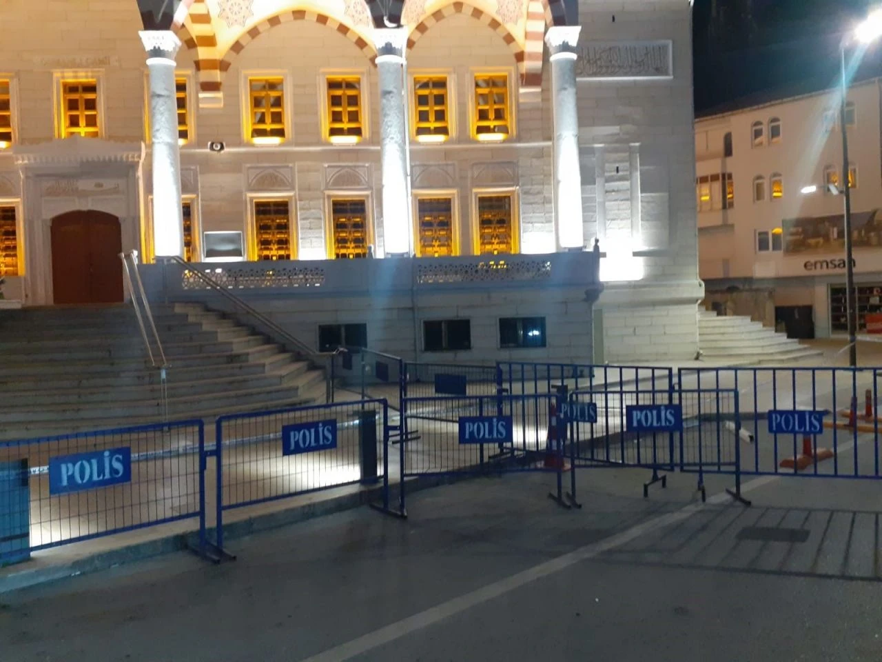 Tekirdağ'da uyarı sonrası başladı: Caminin kurşunları uçtu - 1. Resim