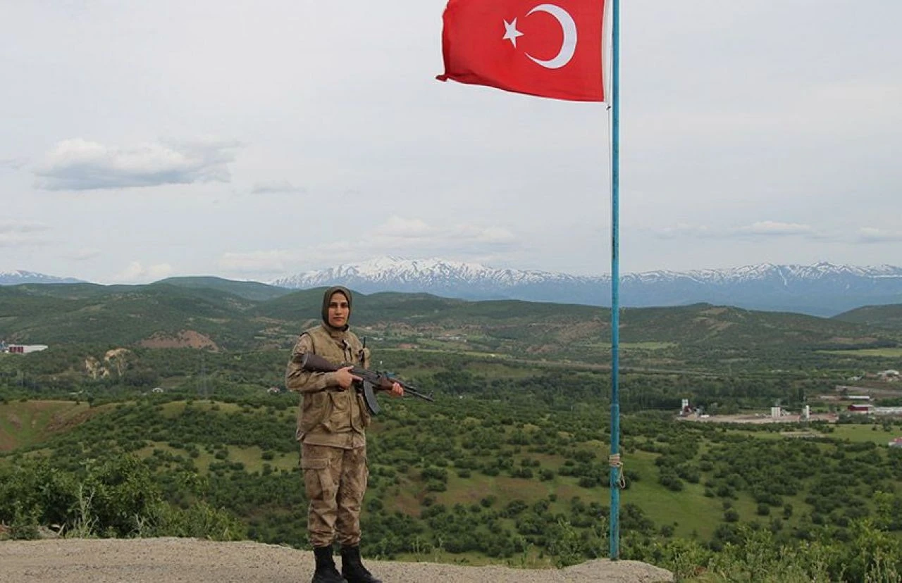 Türk kadınları teröre geçit vermiyor! Gündüz anne, akşam vatan nöbetinde - 1. Resim