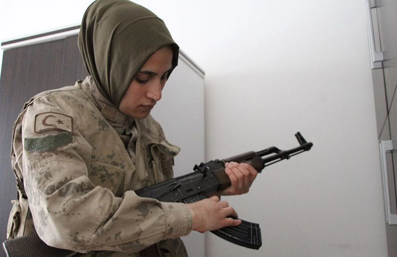 Türk kadınları teröre geçit vermiyor! Gündüz anne, akşam vatan nöbetinde - 3. Resim