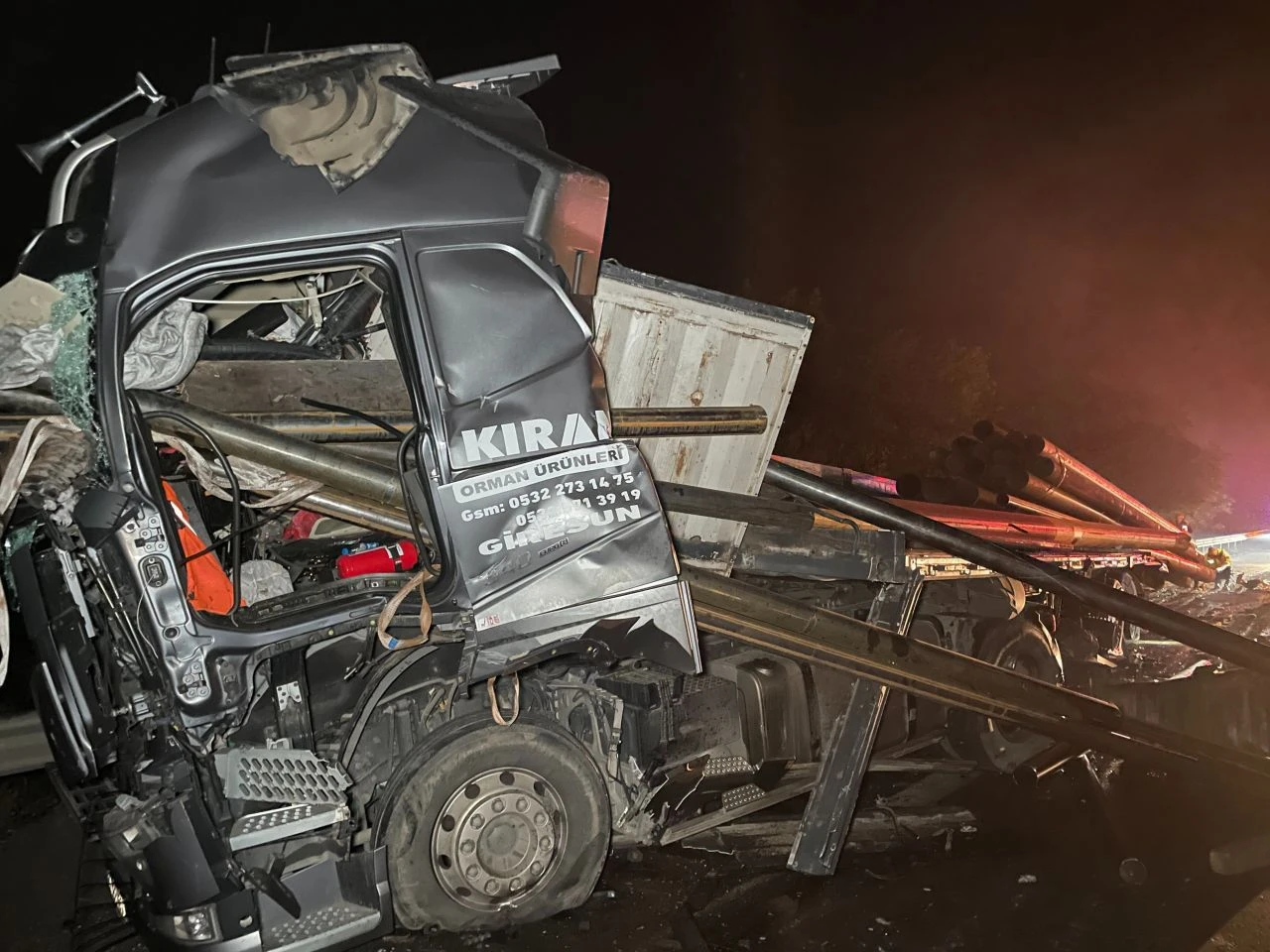 Anadolu Otoyolu'nda ölümlü dehşet kaza: Borular tırdan fırladı cama saplandı - 1. Resim