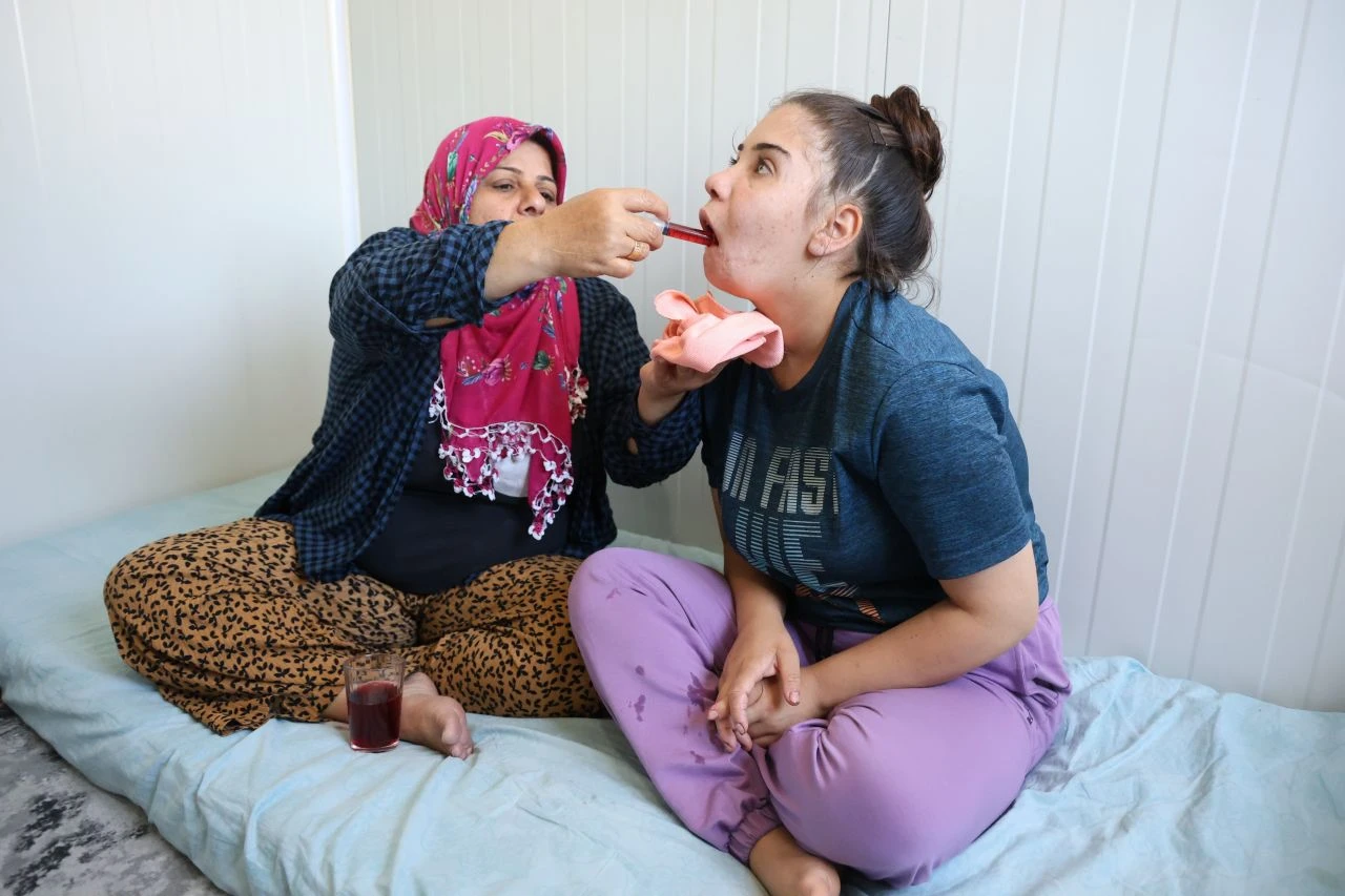 Annesi her gün şırınga ile besliyor! Genç kızın Anneler Günü'nde yazdığı not yürek sızlattı