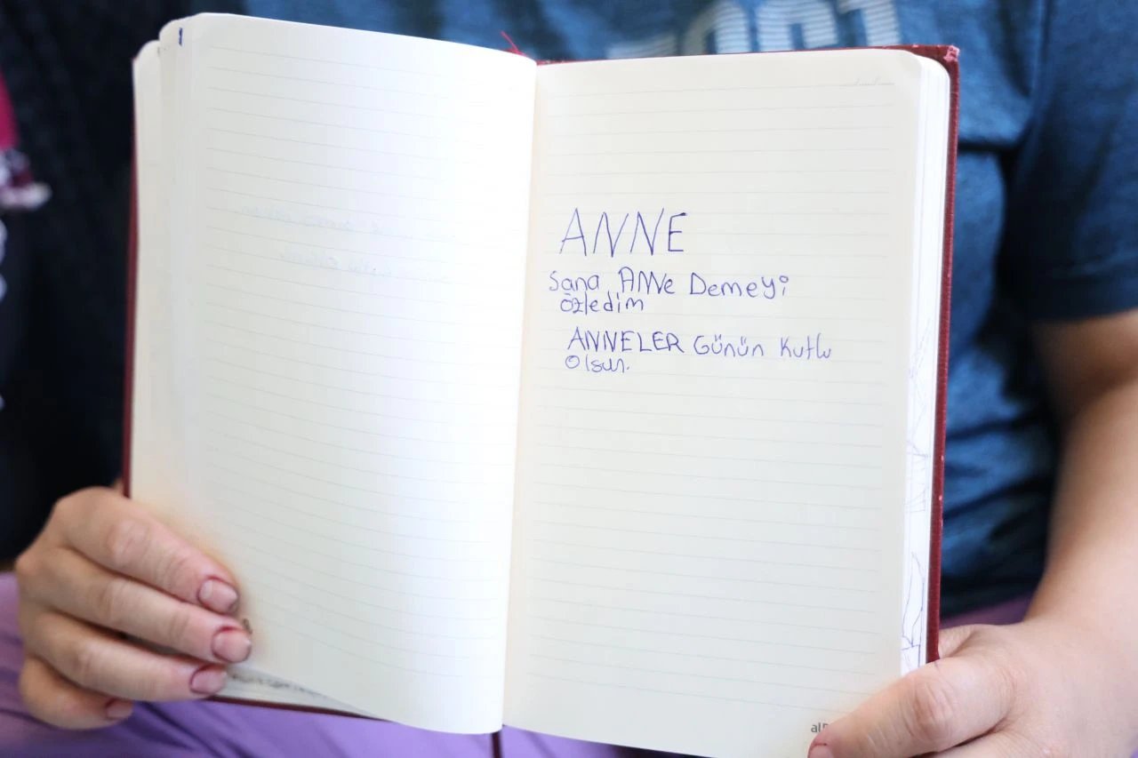 Annesi her gün şırınga ile besliyor! Genç kızın Anneler Günü'nde yazdığı not yürek sızlattı