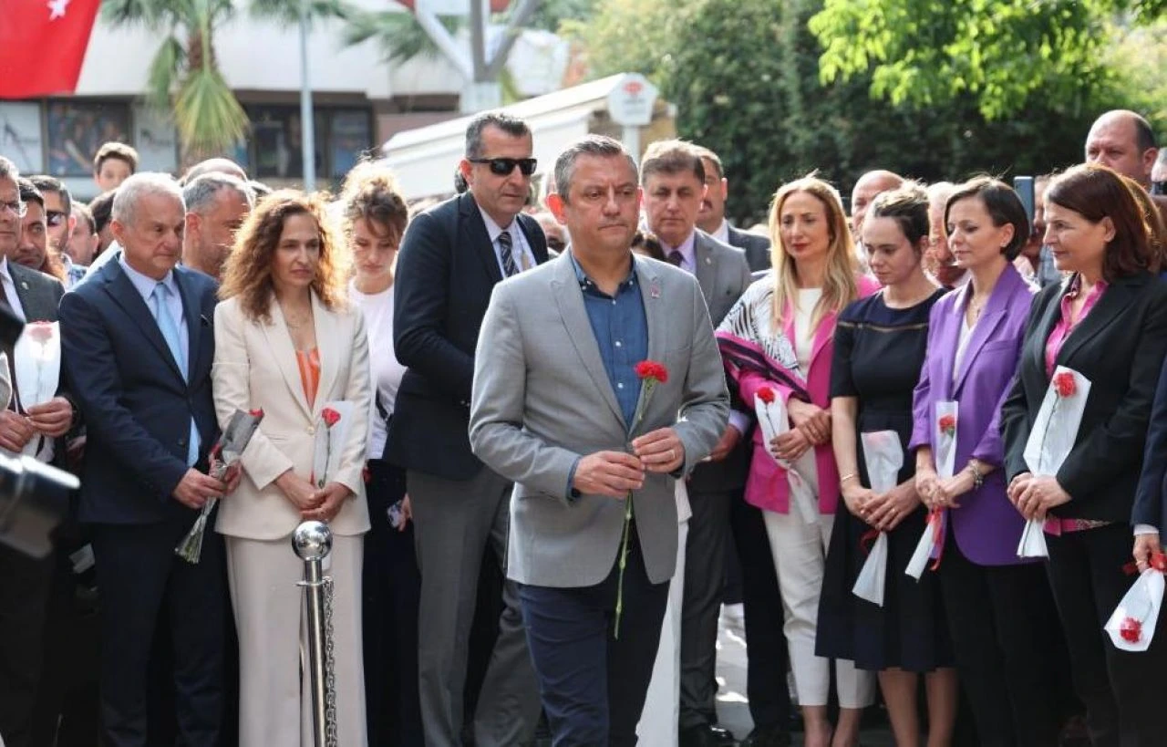 CHP lideri Özel'den anneler gününde anlamlı ziyaret  - 2. Resim