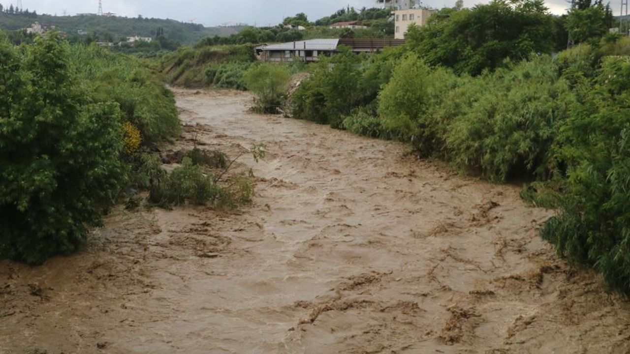 Hatay&#039;da sağanak dereleri taşırdı! 