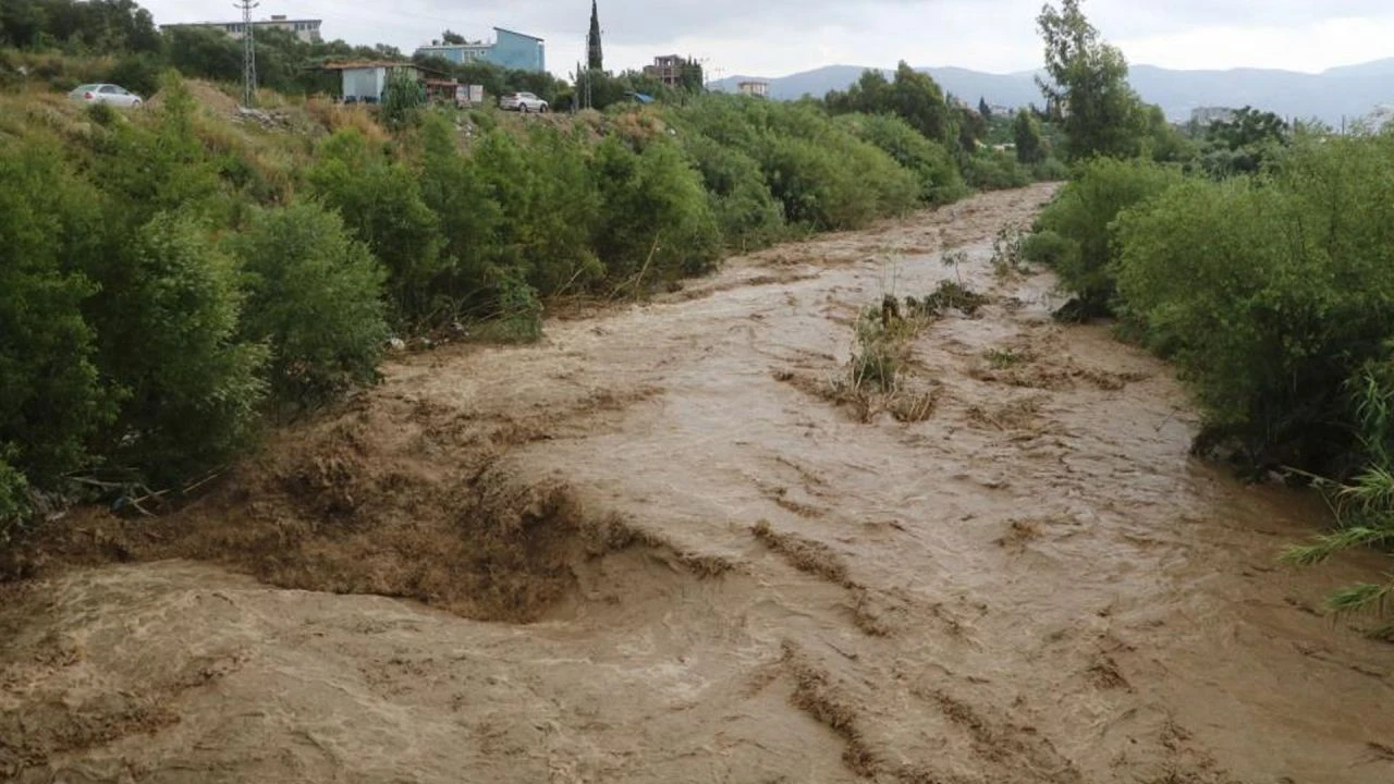 Hatay'da sağanak dereleri taşırdı! 