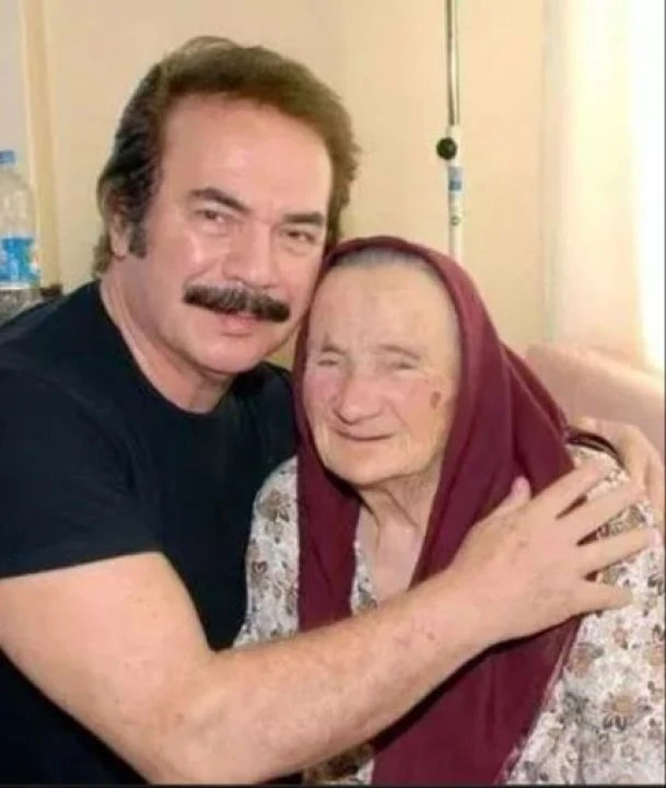 Hık demiş burnundan düşmüş... İşte Ünlü isimlerin hiç görmediğiniz anneleri - 11. Resim