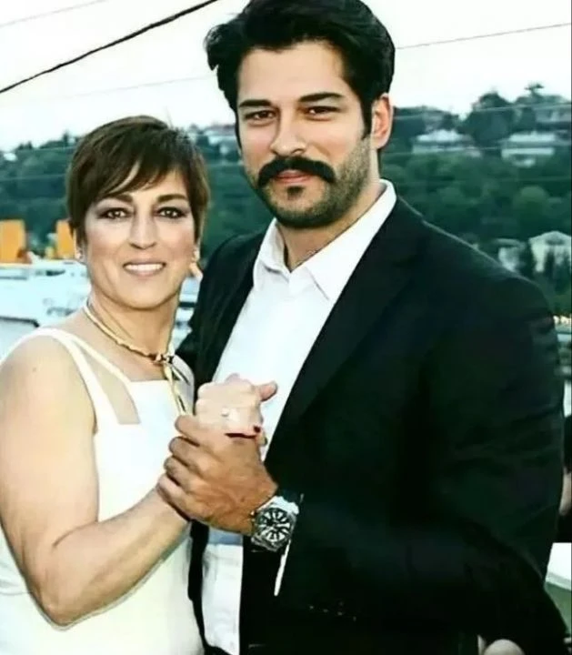 Hık demiş burnundan düşmüş... İşte Ünlü isimlerin hiç görmediğiniz anneleri - 3. Resim