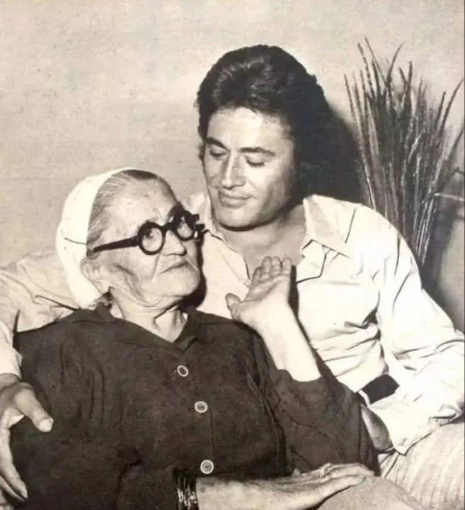 Hık demiş burnundan düşmüş... İşte Ünlü isimlerin hiç görmediğiniz anneleri - 4. Resim