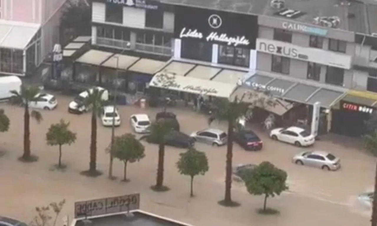 Sağanak birçok kenti şiddetli vurdu: Ev ve iş yerlerini su bastı, yollar göle döndü - 1. Resim