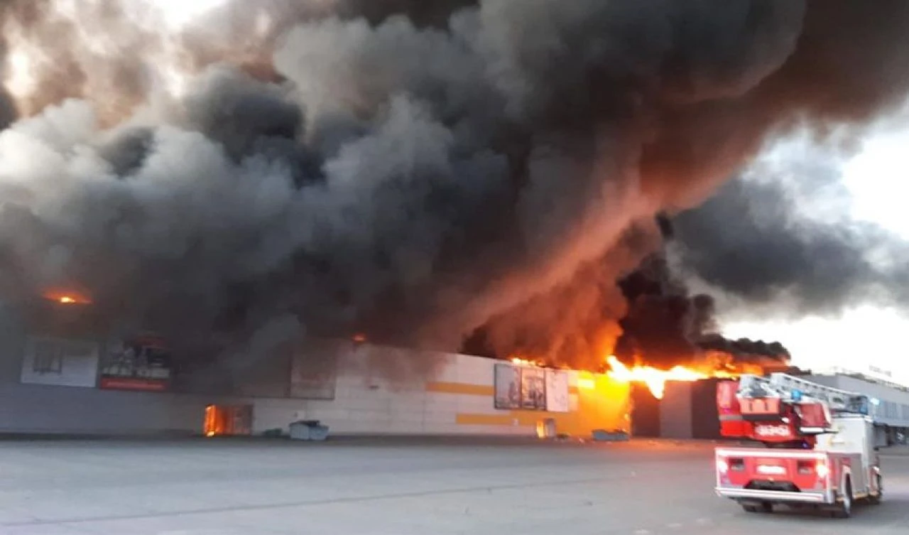 Varşova'da şüpheli avm yangını! Binlerce dükkan küle döndü, 2 bin kişi işsiz kaldı - 1. Resim