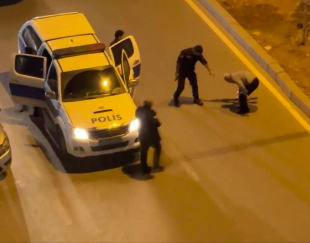 Dehşet anları: Eşini öldürüp oğlunu yaraladı, elinde tüfekle sokak boyunca damadını aradı - 1. Resim