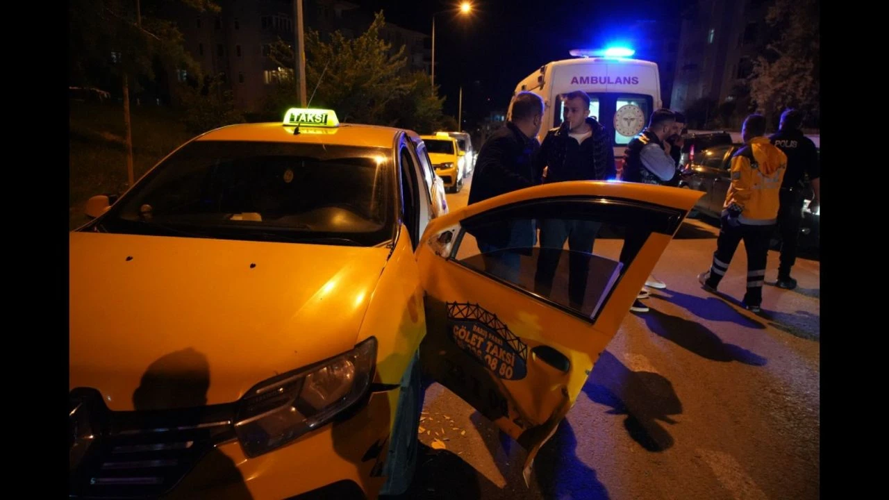 Edirne'de taksici kapıyı açıp indiği an araç çarptı