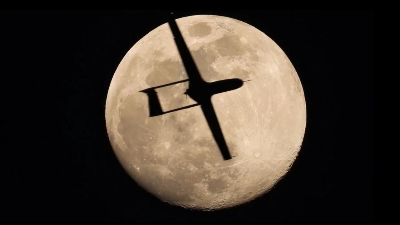 Selçuk Bayraktar'dan Nur Yoldaş'lı paylaşım! 'Gizemli kanatlarımızda sonsuzluk...' - 2. Resim