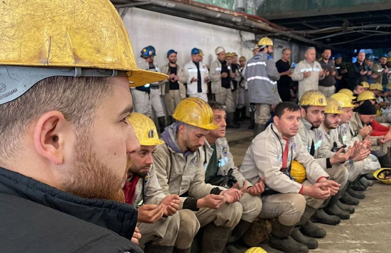 Soma'daki faciada yaşamını yitiren işçilerimiz anıldı: ''Yürek halen yanıyor!'' - 2. Resim