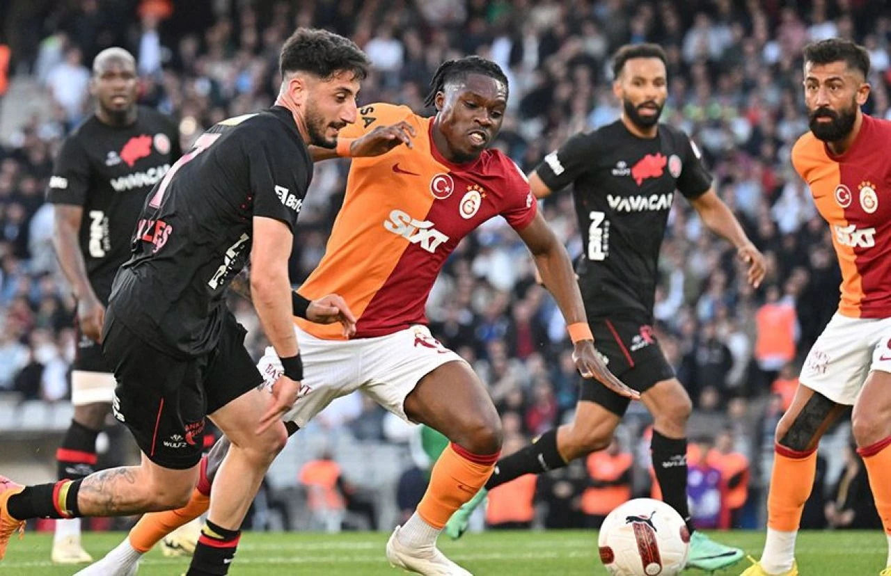 Süper Lig tarihinde ilk! Küme düşme hattı karıştı, tam 8 takım tehlikede - 1. Resim